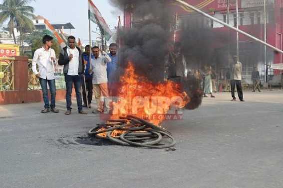 Congress begins strike-day with traditional tire-burning